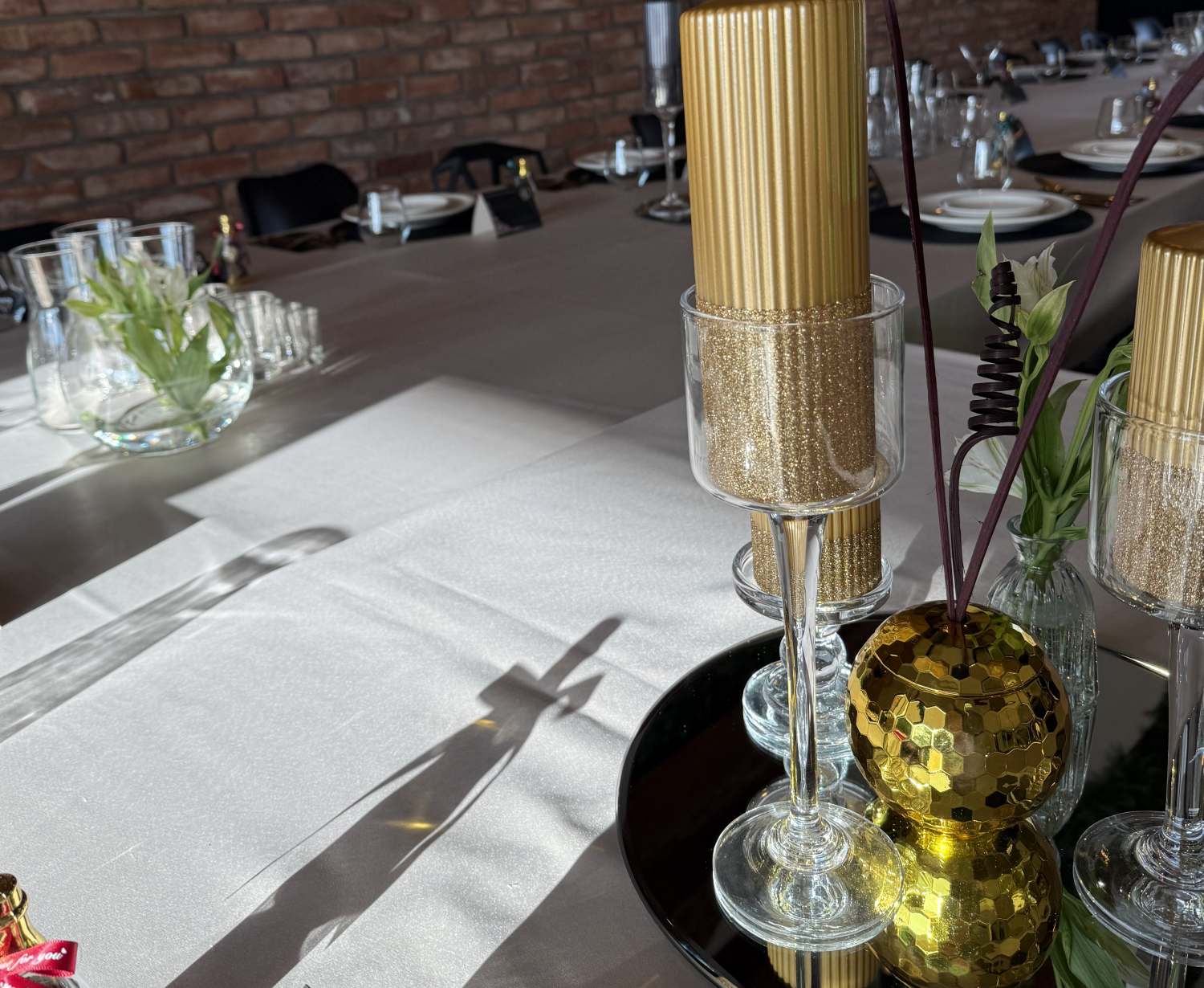 Dekoracje stołu podczas jubileuszu rodzinnego w restauracji
