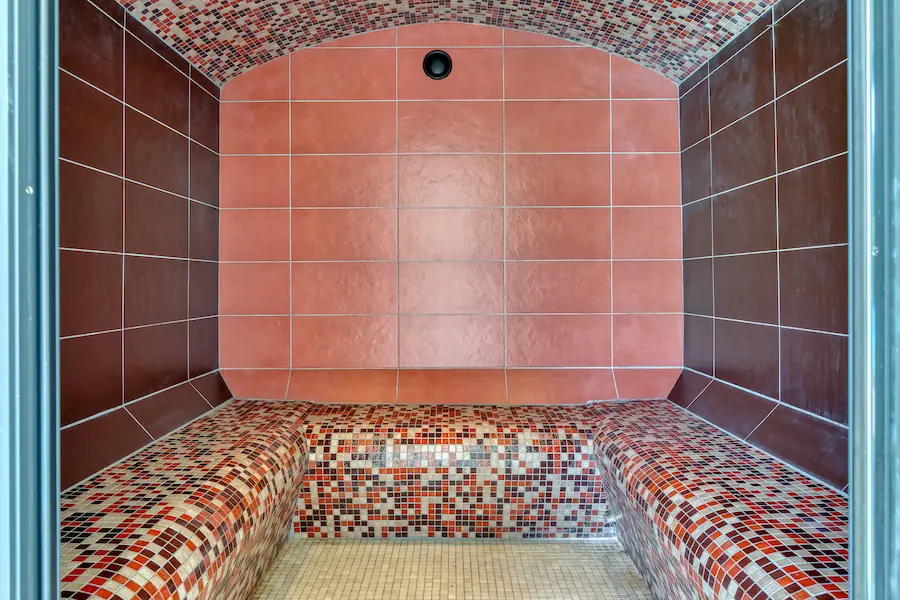 Hammam privatif carrelé de la Villa Argonne en Normandie avec bancs chauffants en mosaïque