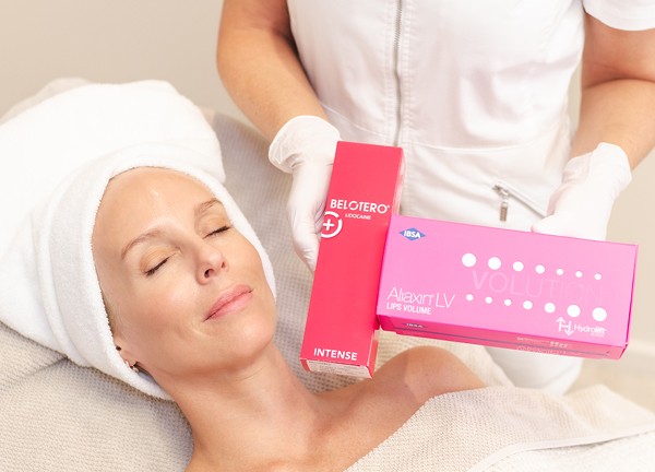 Kvinna med vackra drag efter fillers injektion