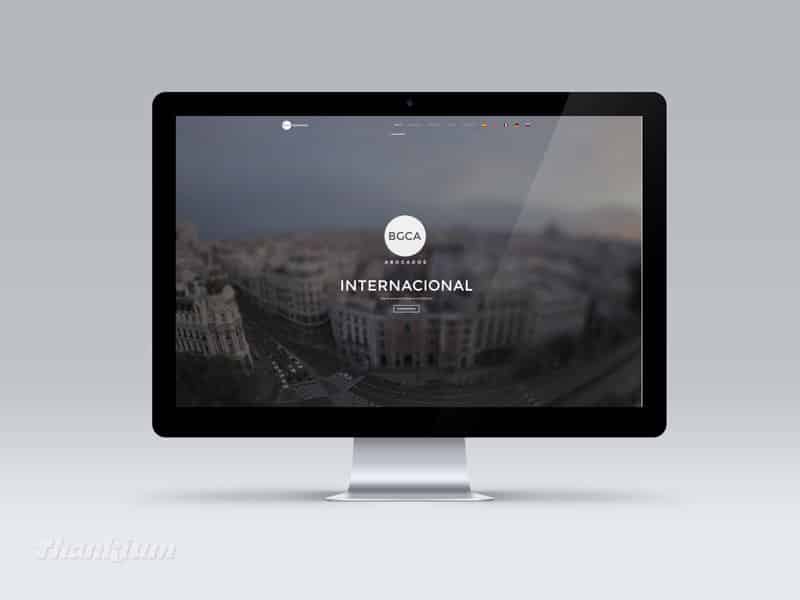 Pantalla de computadora con diseño web de empresa internacional BGCA.