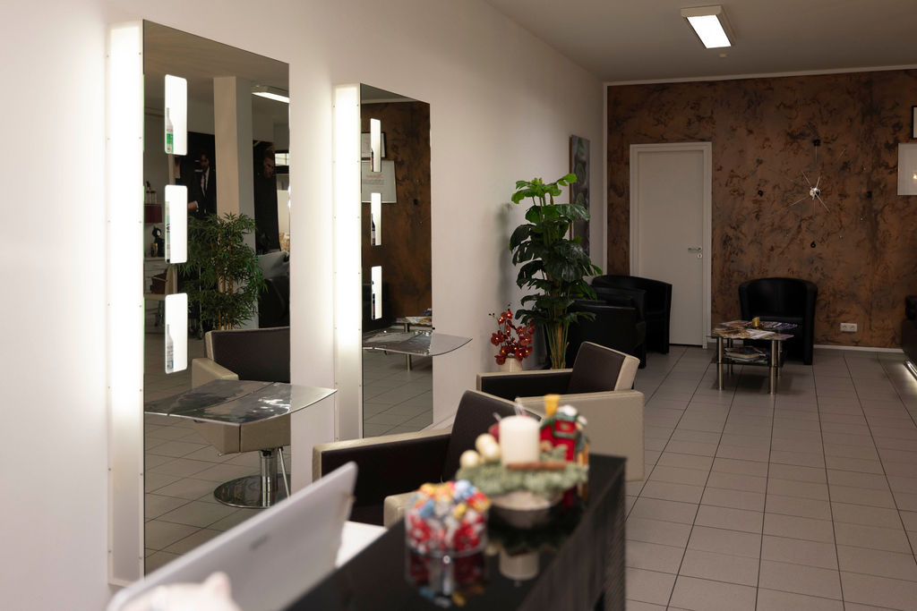 Friseur Salon Extreme Hair Stylistin