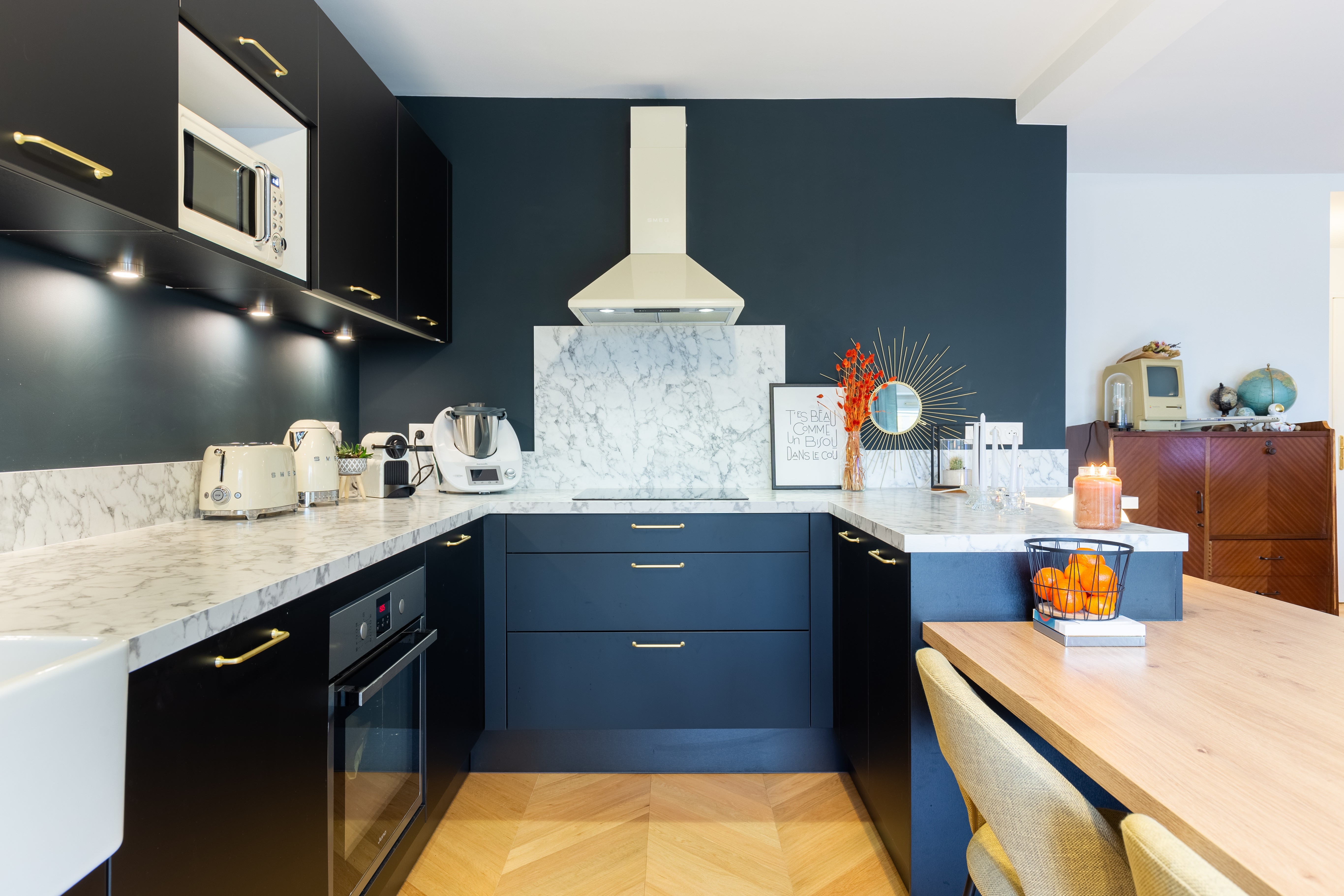 Transformation cuisine 77 avec armoires sombres, comptoirs marbre, appareils encastrés et éclairage sous armoire, rénovation 3 pièces complète.