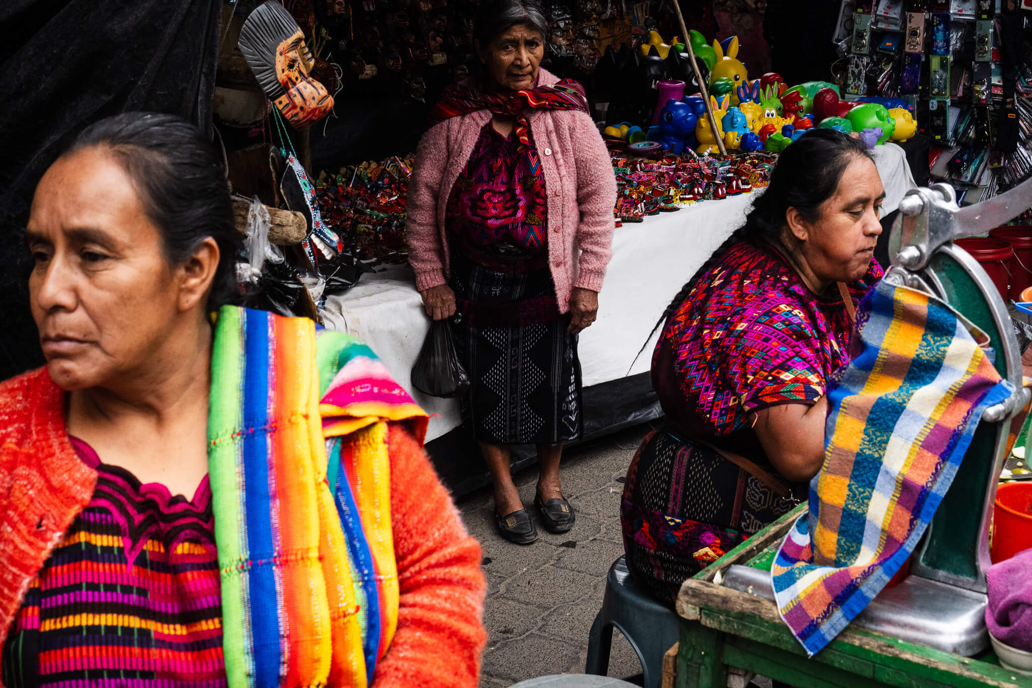 MAYA WOMEN IN CHICHICASTENANGO