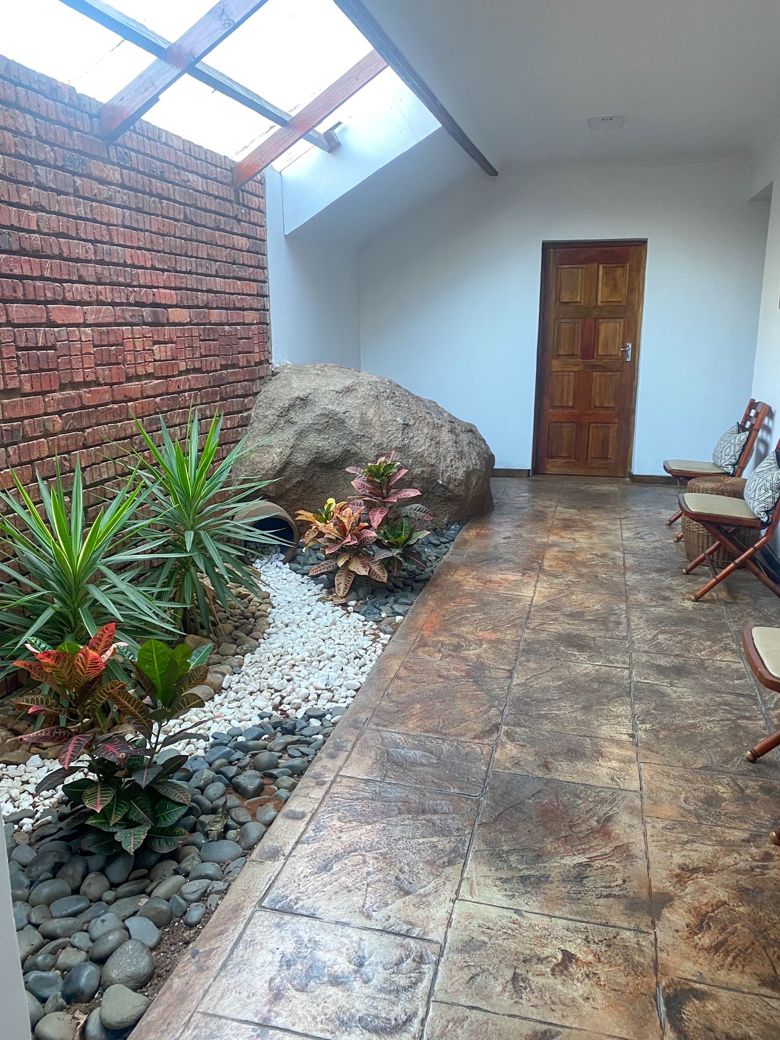 Kilimanjaro Elephant Ride, Arusha, Tanzania. En kvinna sitter och läser utanför ett tält uppsatt i vildmarken.