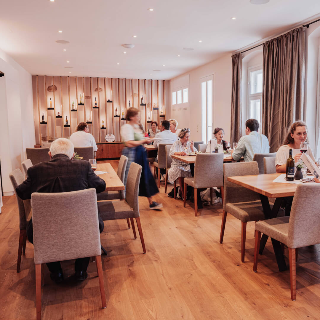 Professionelle Wellness- & Spa-Fotografie: Hochwertige Holzsauna, inszeniert mit warmer, indirekter Beleuchtung und Fokus auf die symmetrische Linienführung des Raumes.