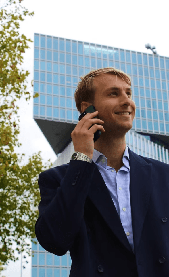 IT-professional belt buiten voor een modern kantoorgebouw