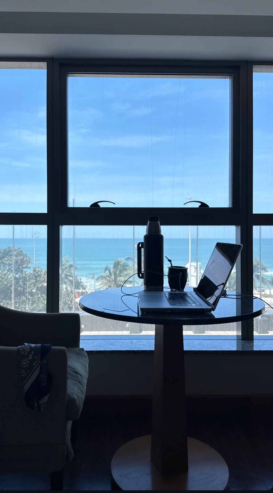 Espacio de trabajo con vista al mar que transmite bienestar y equilibrio, representando el enfoque humano de Kiwell frente al rendimiento de Strava.