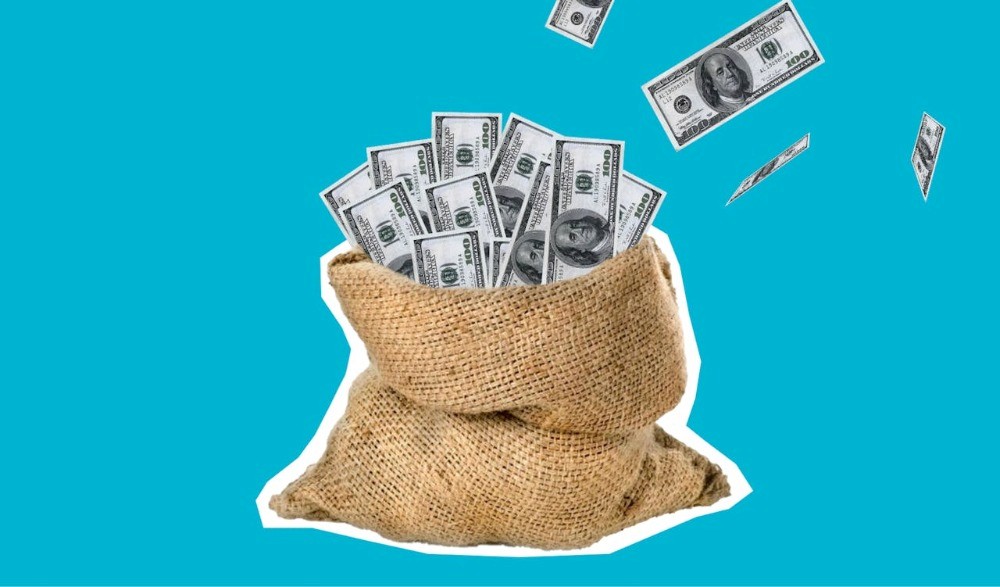 Bolsa de arpillera llena de dólares, ilustrando utilidades retenidas en una sociedad