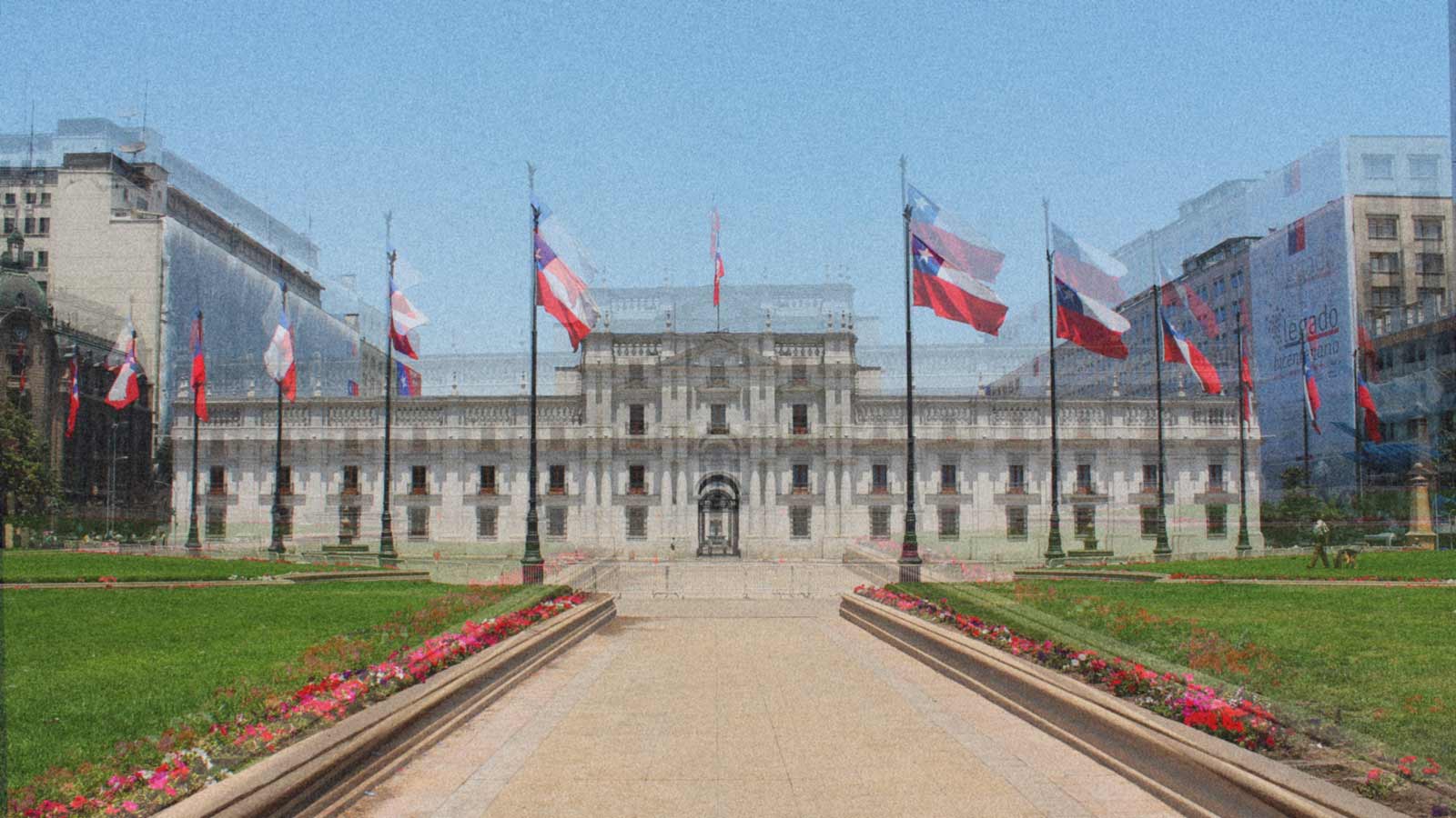 Imagen del Palacio de La Moneda con 10 banderas de Chile. Cinco en el lado izquierdo y otras cinco en el derecho en la columna "Las dos almas del gobierno" de IdeaPaís