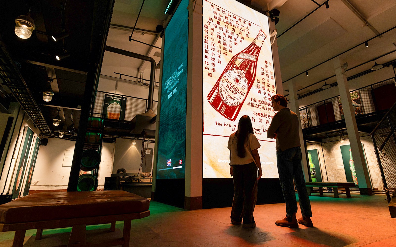 Látogatók a Carlsberg sörkiállítást tekintik meg a Carlsberg Otthona múzeumban.