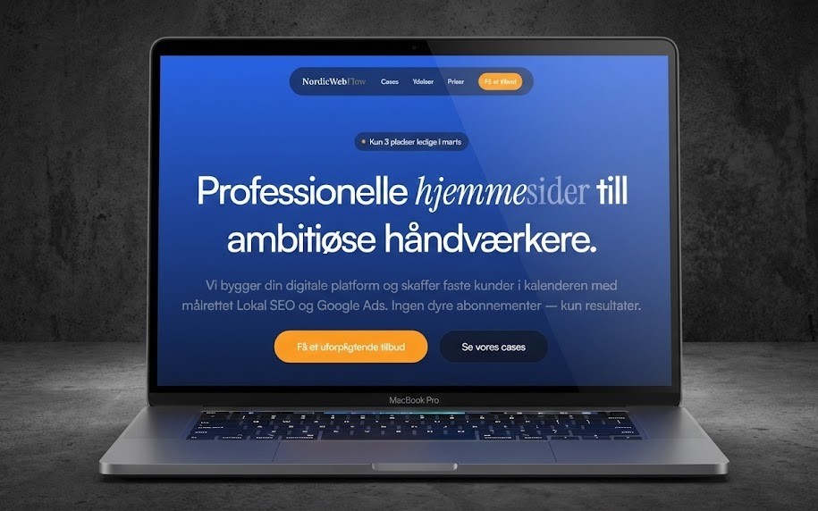 En bærbar computer og en smartphone viser en responsiv, mobiloptimeret hjemmeside fra NordicWebDesign med overskriften "Professionelle Hjemmesider" i et mørkeblåt design.