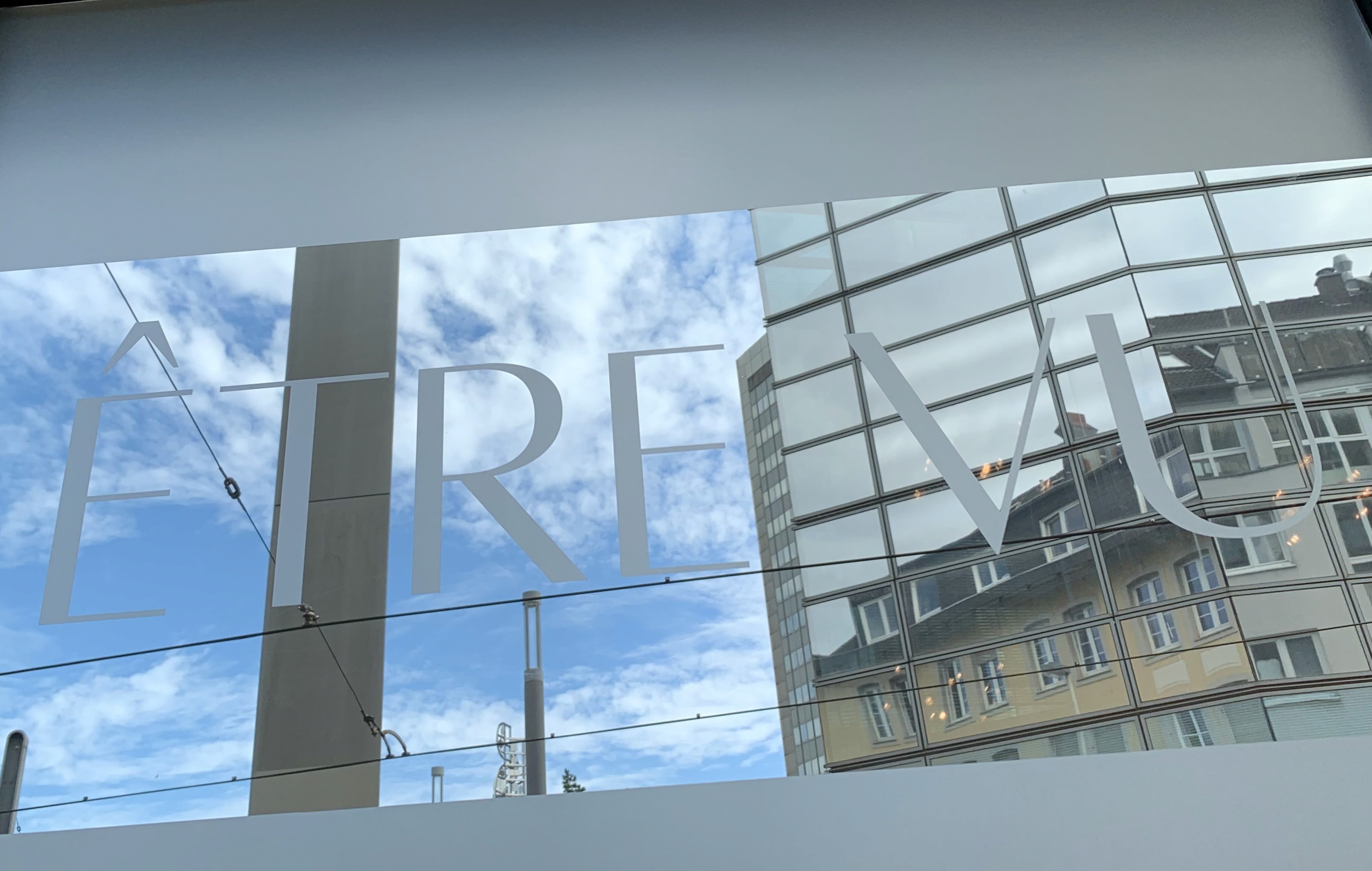 stadt spiegelt sich in schaufenster