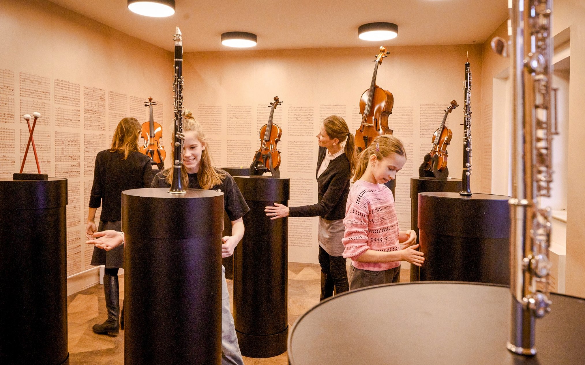 賓客於布拉格莫扎特互動博物館探索各種樂器。