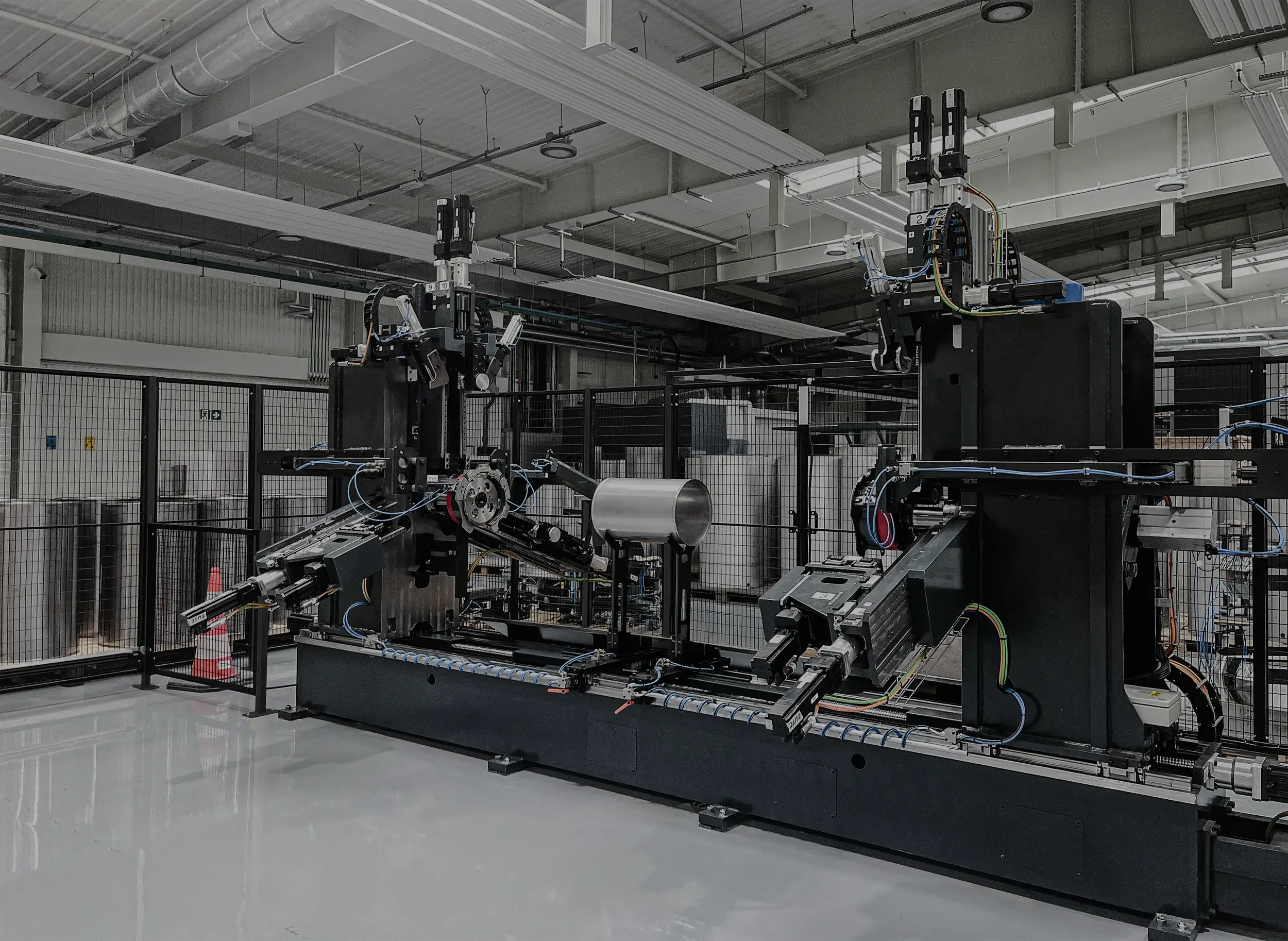 Photo of a machine for the serial production of custom tanks standing in a production hall