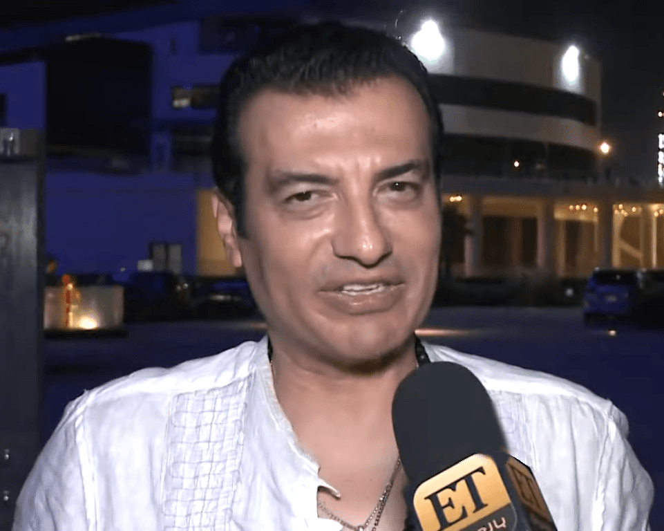 Ehab Tawfik performing