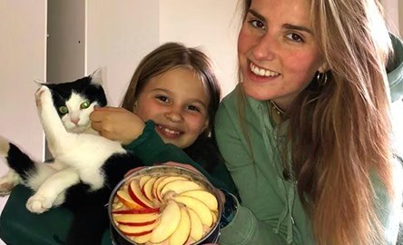 Babysitter Marloes from Charly Cares with the child she babysits