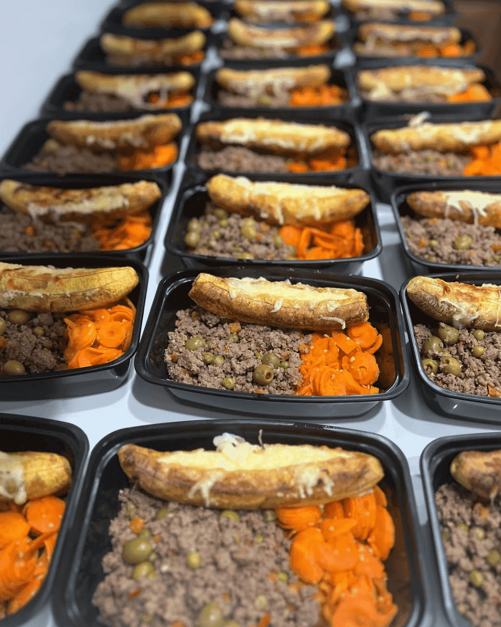 Carne molida, plátano asado con queso y zanahorias.