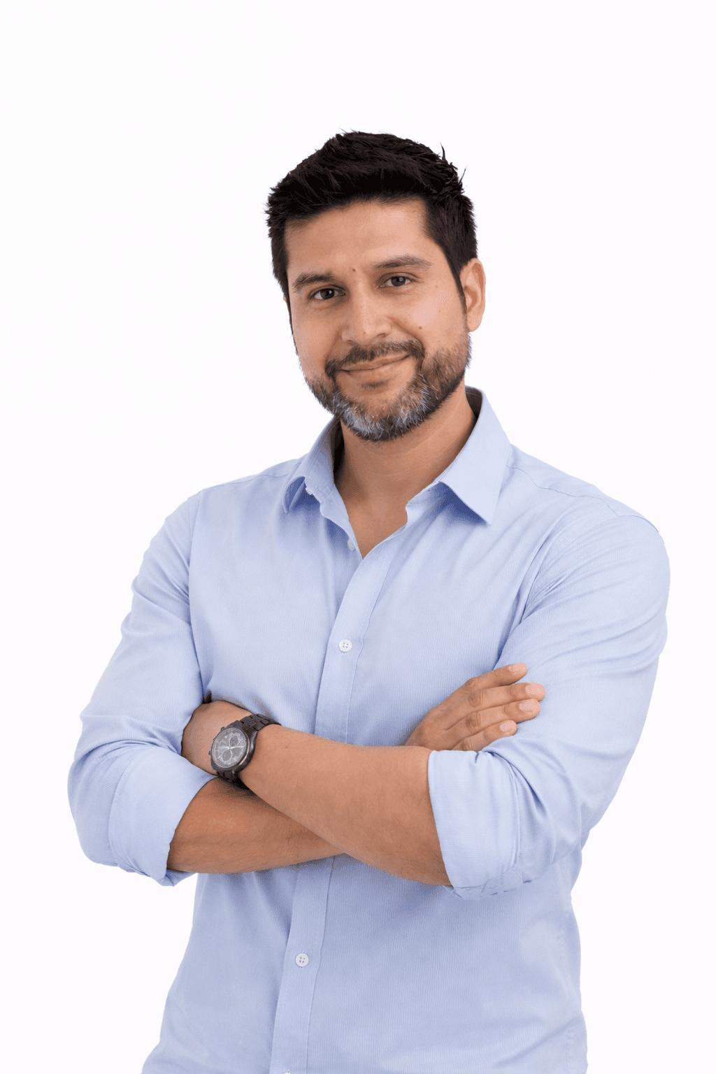 Hombre posando para foto con camisa blanca