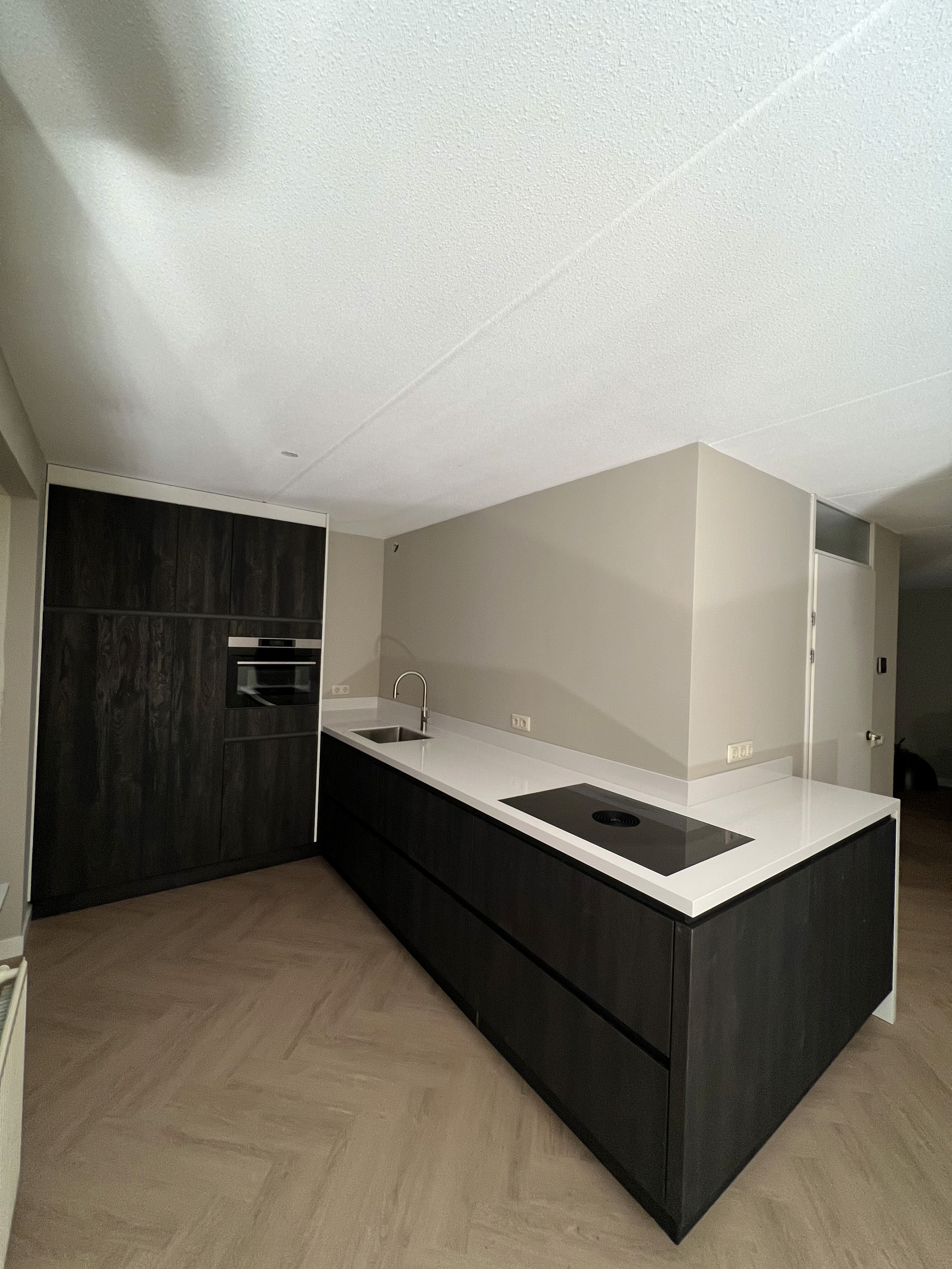 Donkere moderne keuken Keukenmontage Kort