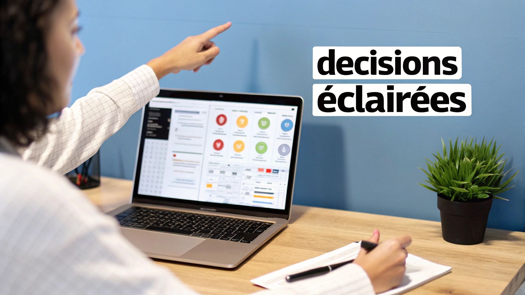 Vue de dos d'une personne travaillant sur un ordinateur portable, affichant un tableau de bord et le texte « décisions éclairées ».