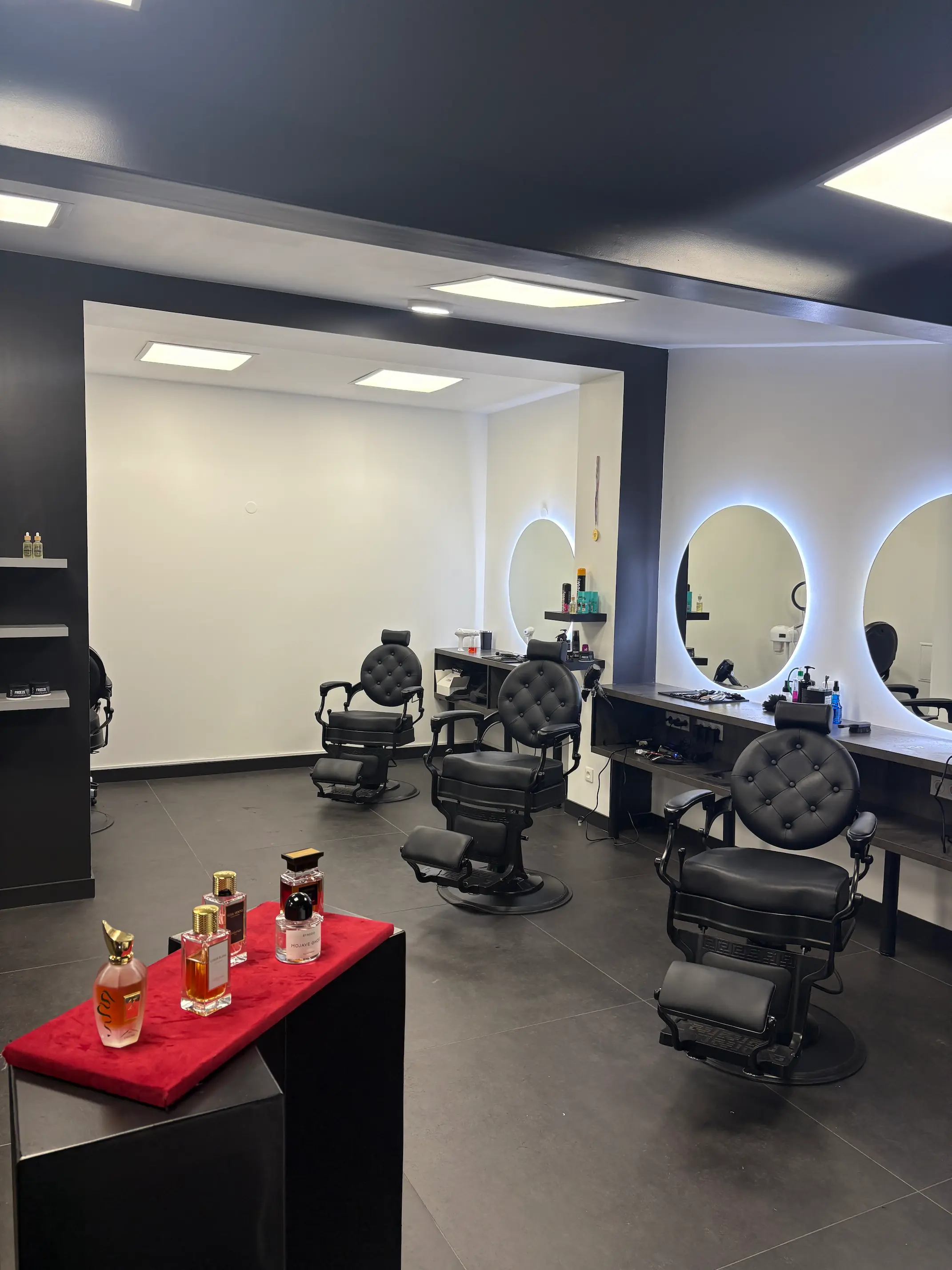 Photo d'un coiffeur en train de coiffer un client