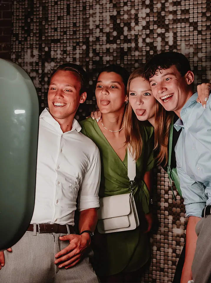 Jeugd poserend voor de photobooth, dames steken de tong uit voor een grappige foto