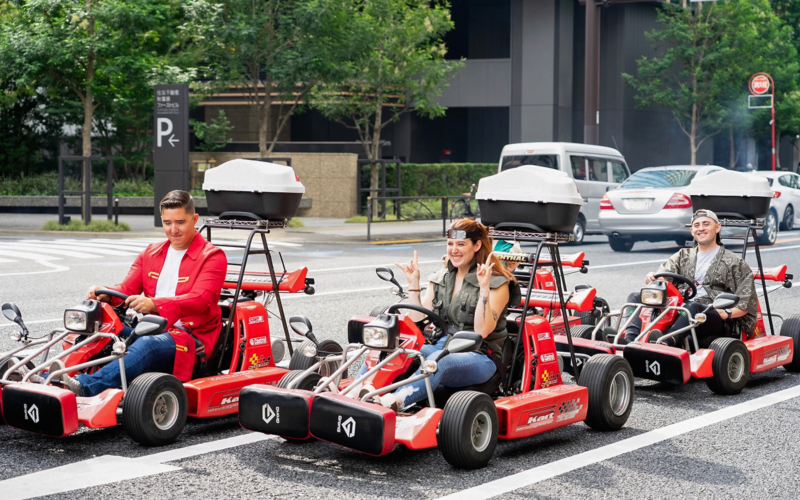 人們在東京秋葉原的街道上穿著 costume 駕駛 go-kart。