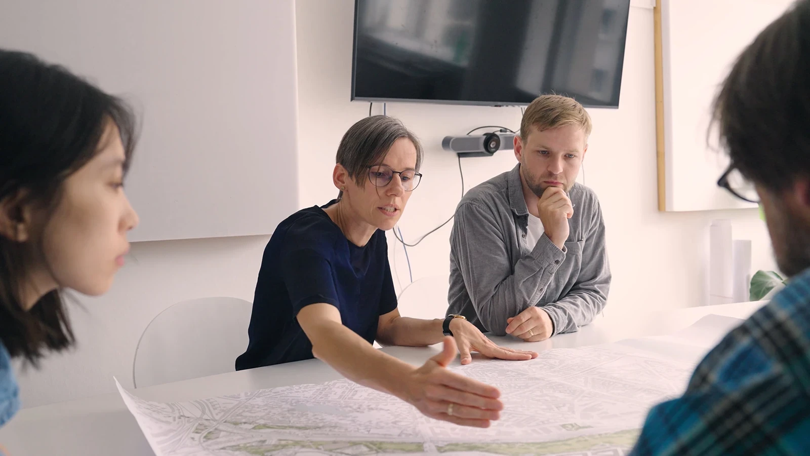 Team von RMP Stephan Lenzen Landschaftsarchitekt:innen bespricht einen Stadt- und Freiraumplan zum Thema Klimaanpassung