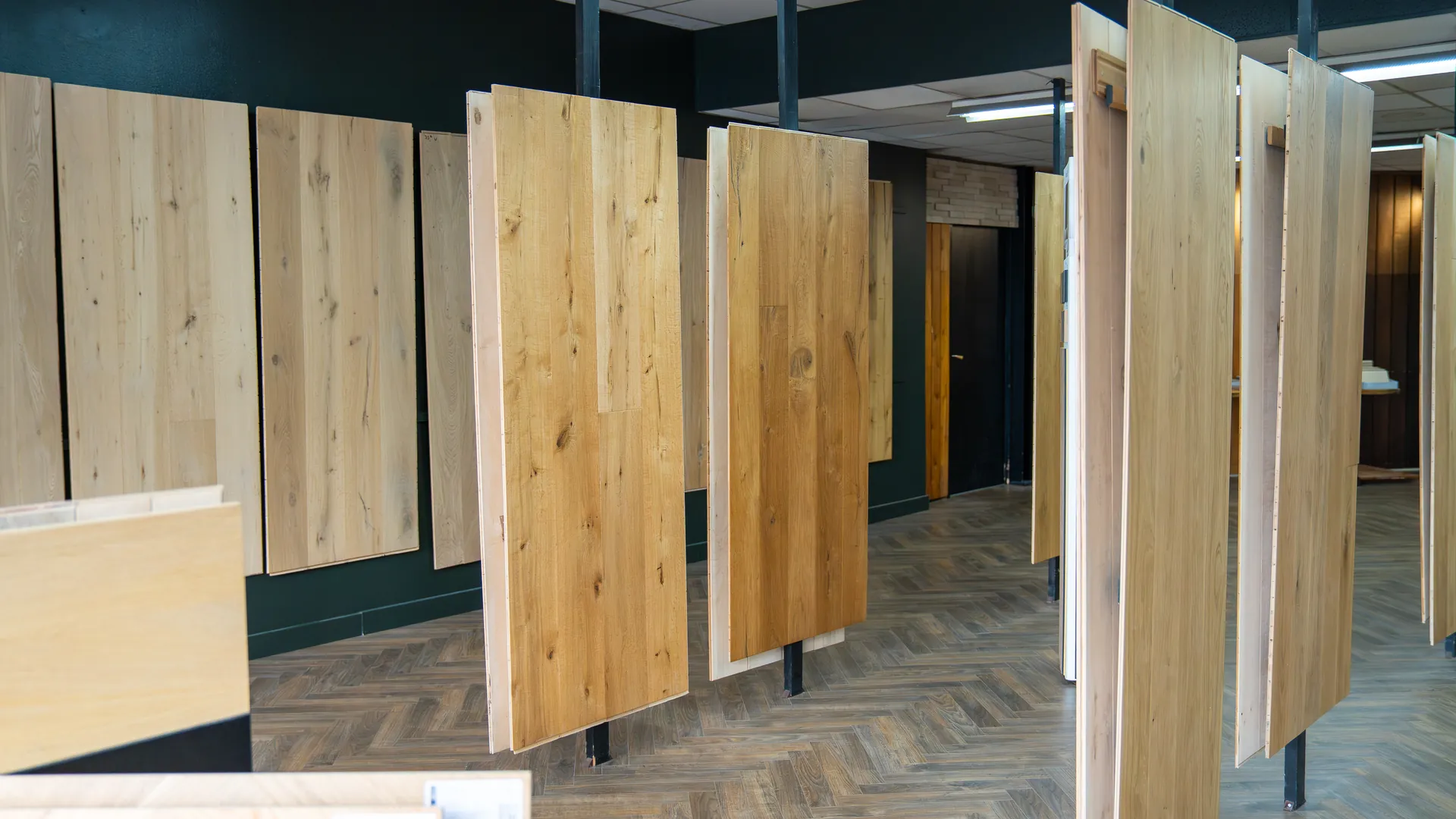 Espace d'exposition Aliénor Parquet présentant ses panneaux de parquet bois à Bordeaux