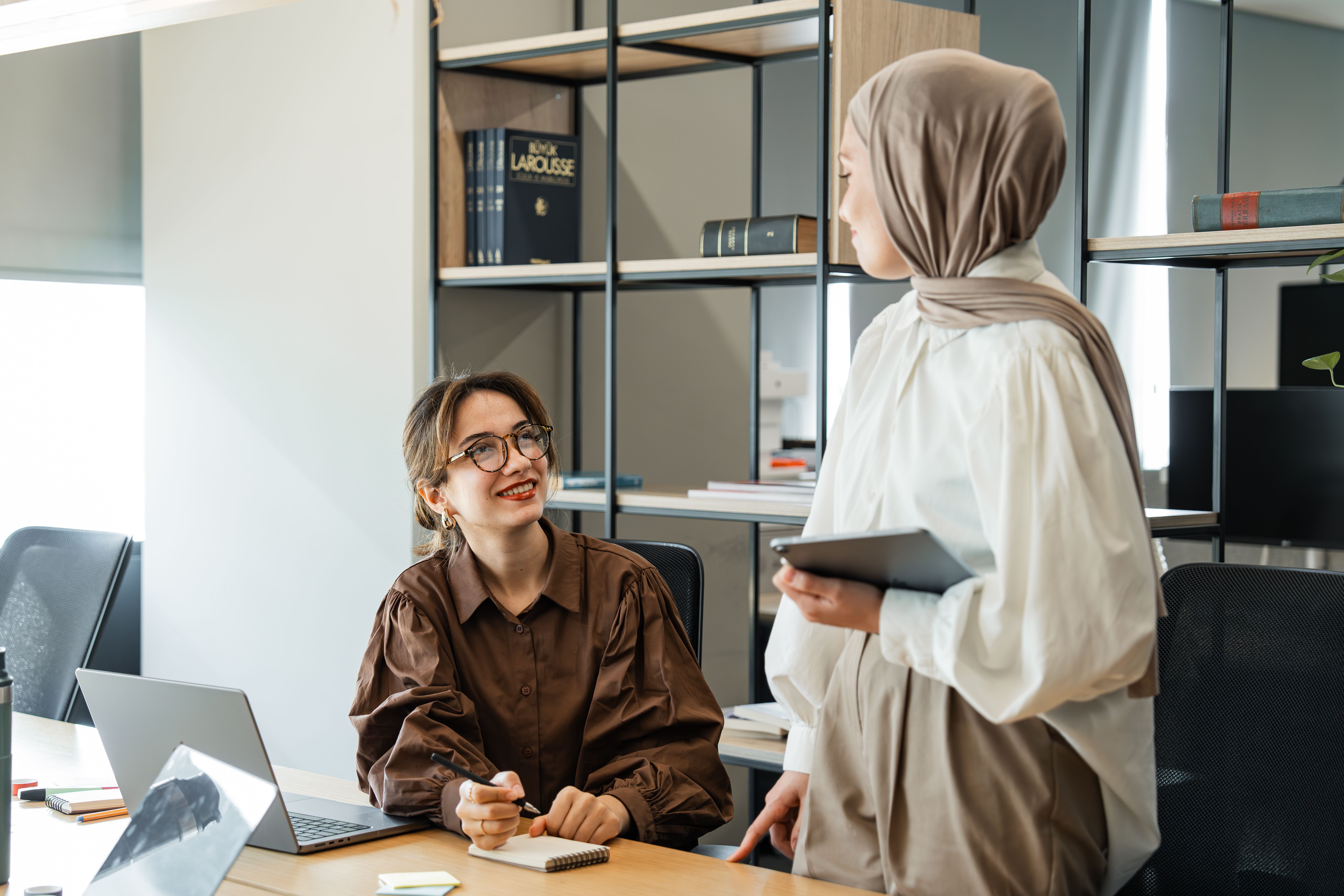 Pexels-Perempuan-WEWAW-Quiet Networking: Cara Membangun Relasai Tanpa Harus Jadi Ekstrovert