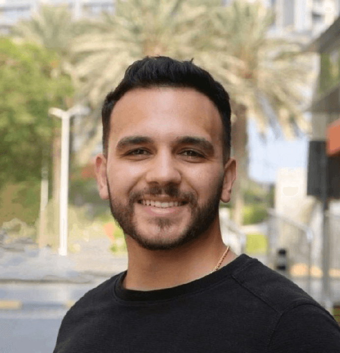 man in black crew neck t-shirt