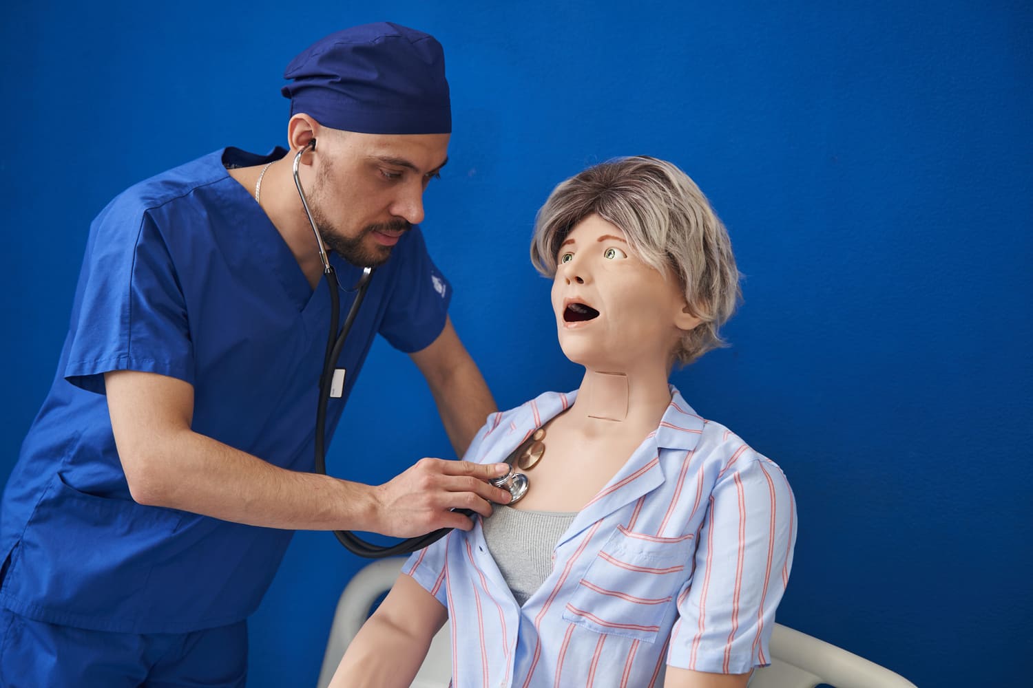 The practice of a medical worker with a Lisa mannequin