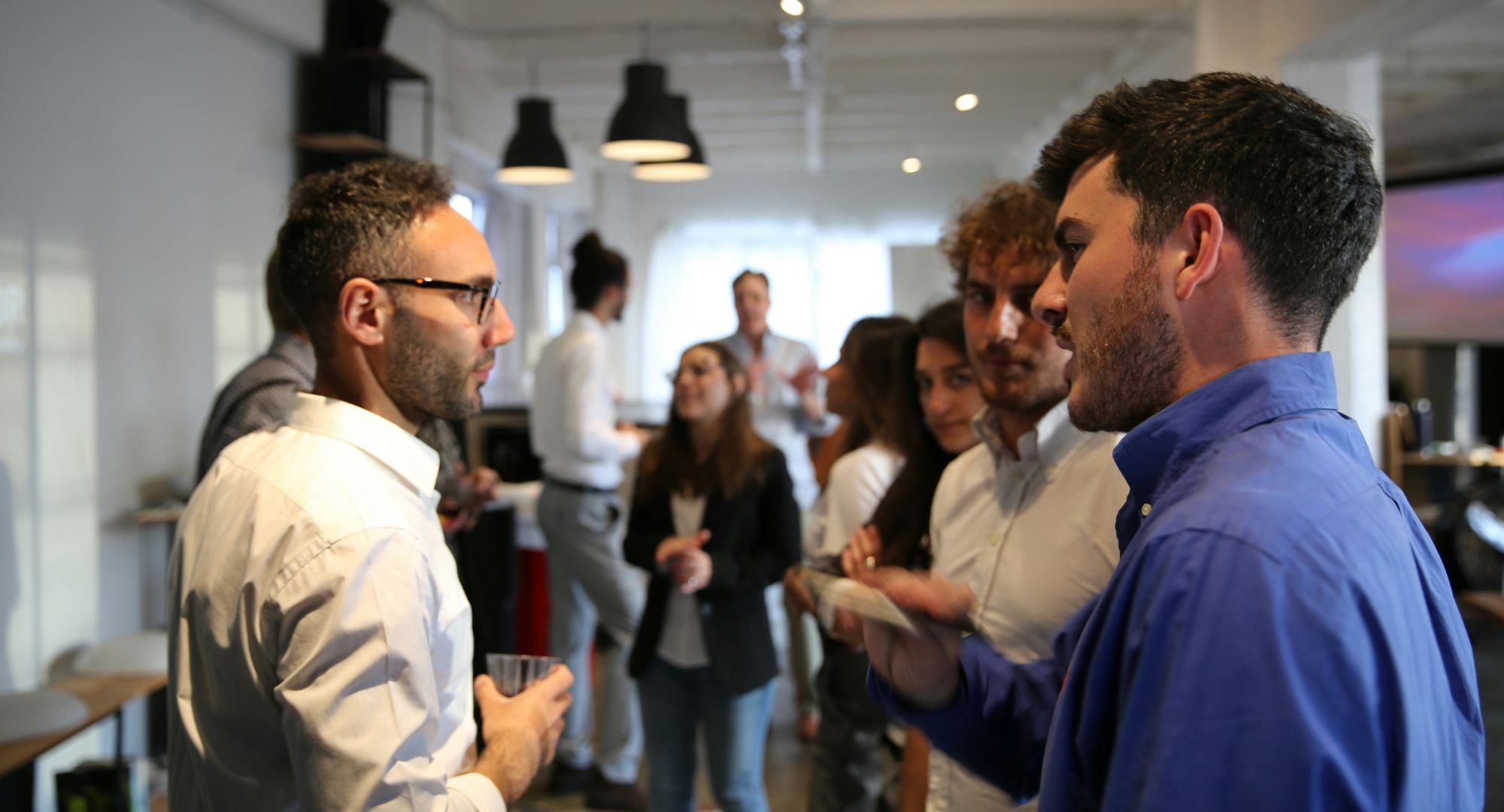 grupo de pessoas conversando em uma sala de escritório