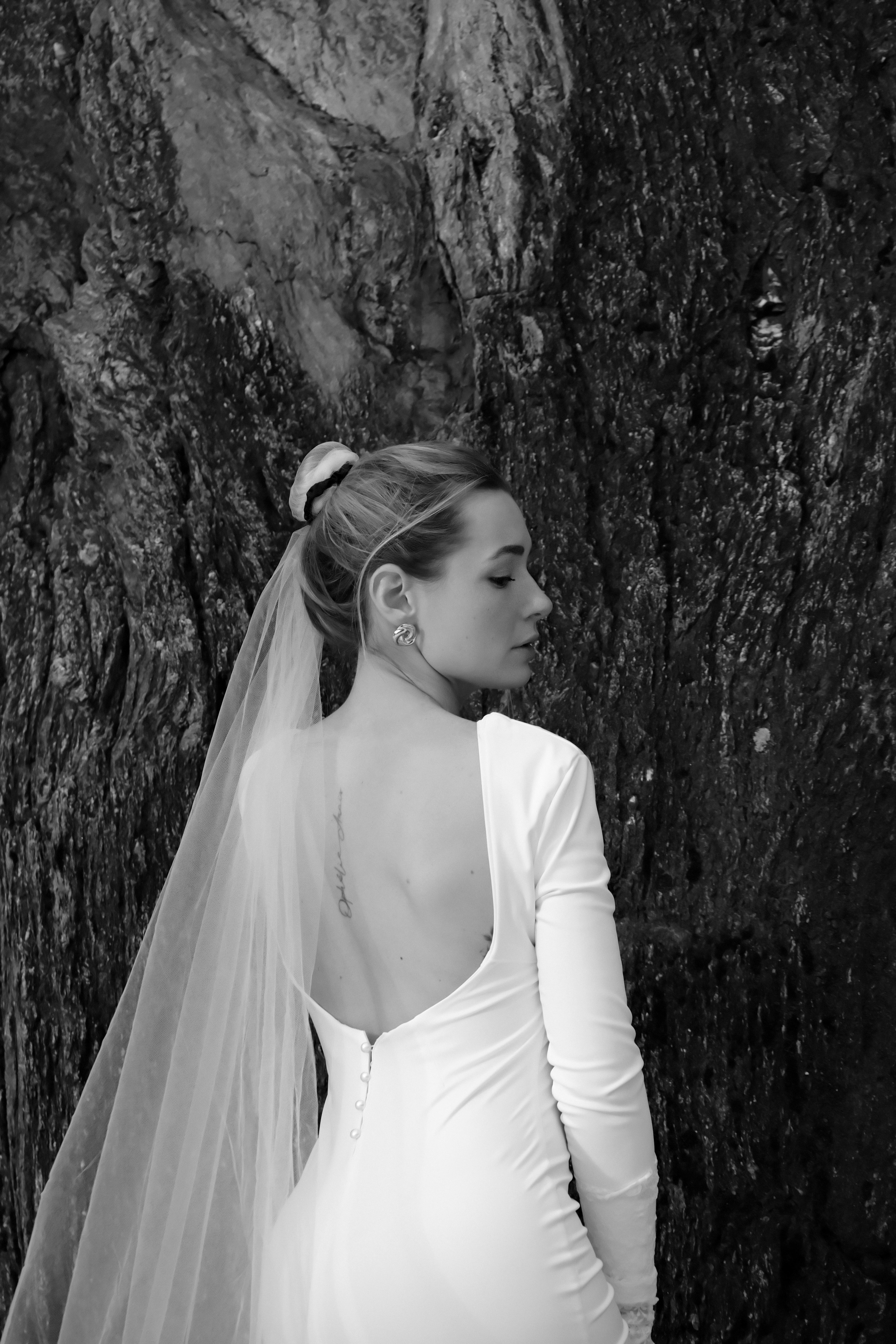 femme pose sur canapé délicat et floral