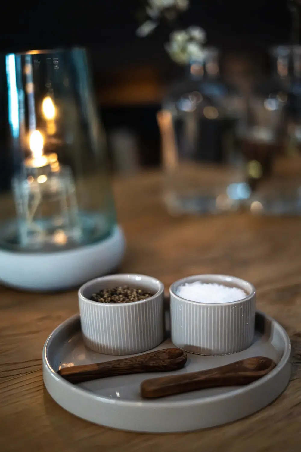 Eine Tasse mit salz und Pfeffer