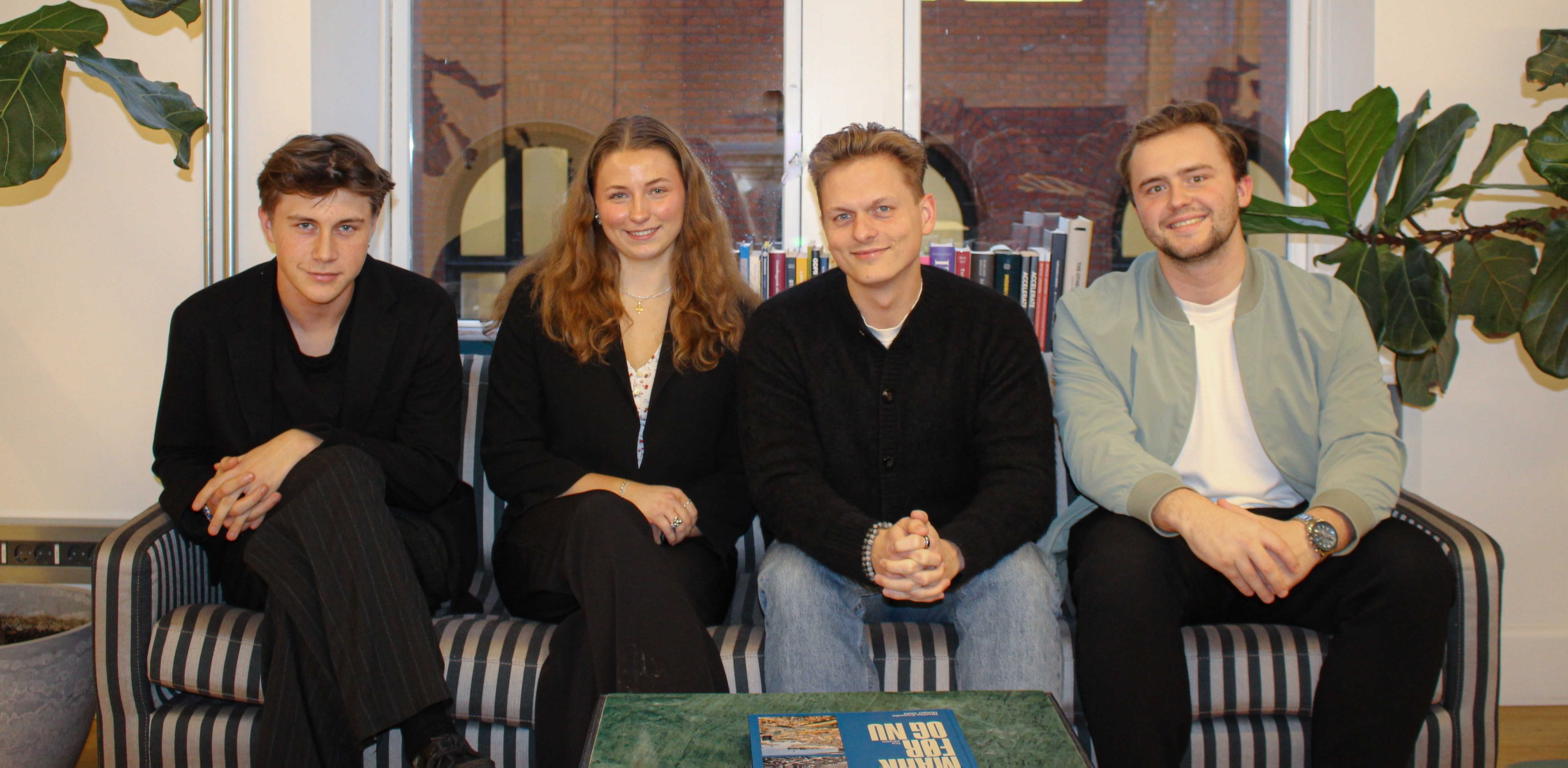 Jonathan Thrane Thomsen, CEO og grundlægger af B-mærket, med teamet i kontoret i København