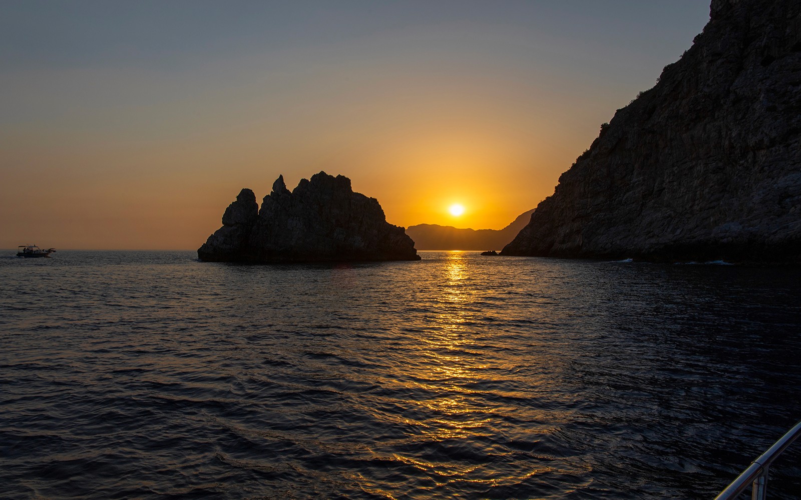 Solnedgångsvy från en båt på en rundtur vid Amalfikusten, Italien.