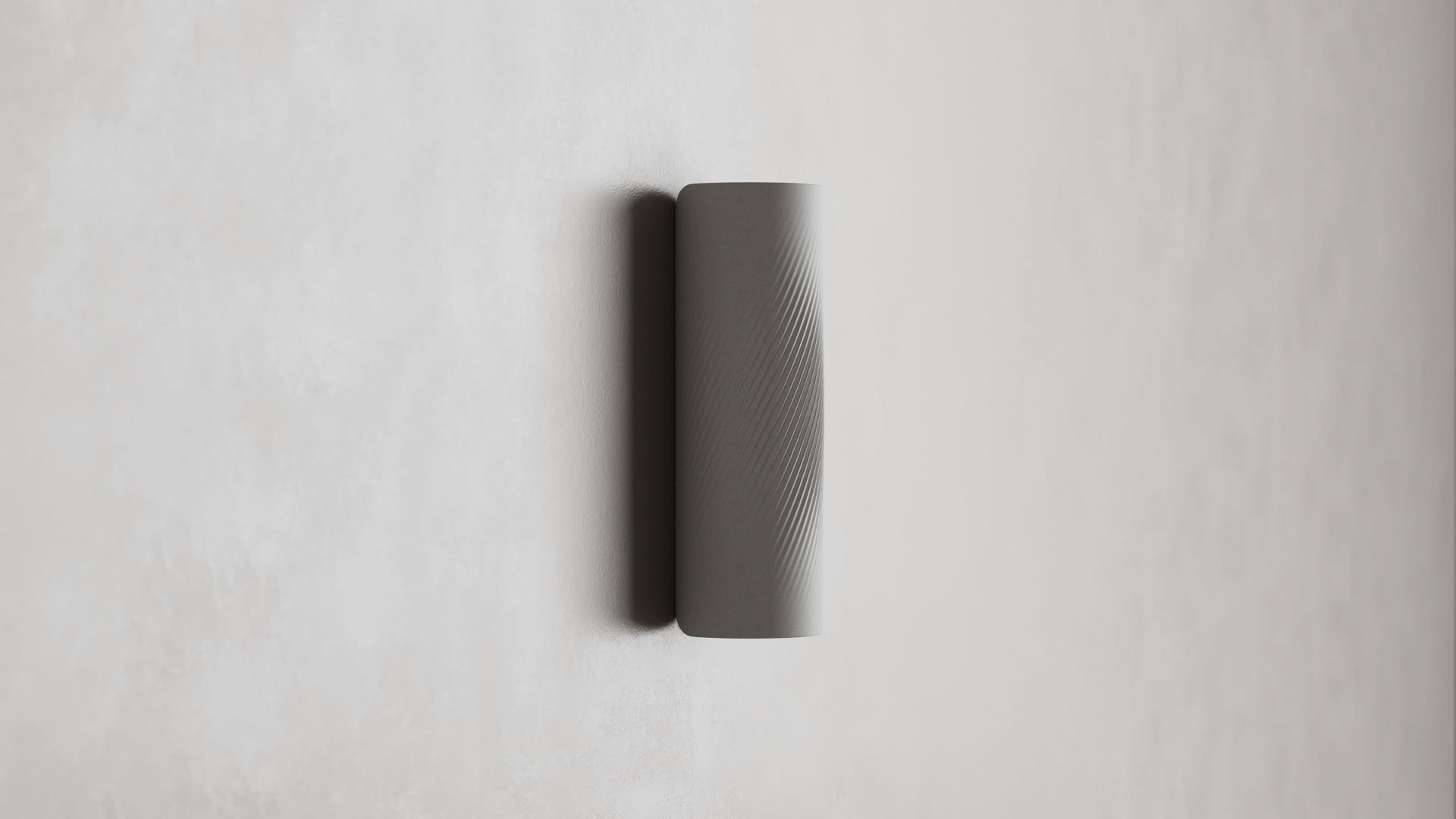 Composizione elegante su una cassettiera in legno scuro con piano in marmo nero, davanti a una parete con carta da parati testurizzata color verde salvia e azzurro sfumato. Sul piano è presente una brocca antica con erbe secche e un pezzo di corallo bianco.