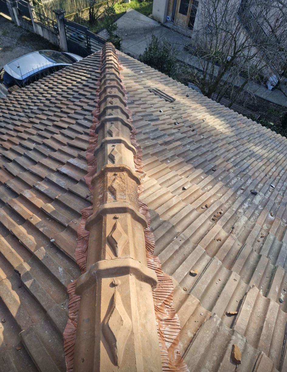 Toiture endommagée par tempête avec tuiles arrachées à Lyon, réparation d'urgence