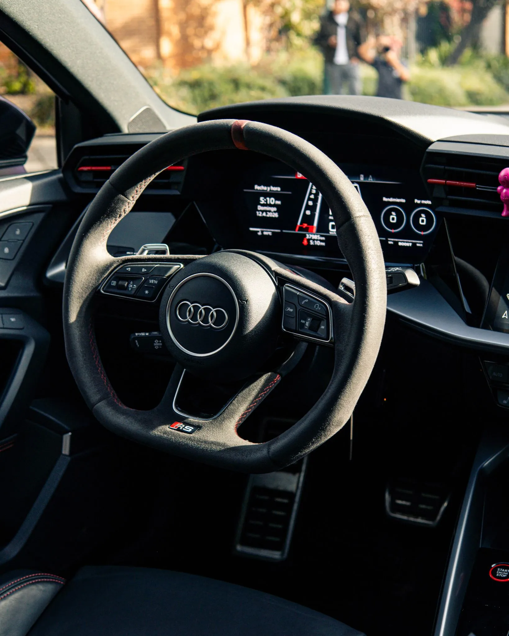 Interior del Audi RS3 con volante deportivo de gamuza, tablero digital y detalles rojos en el habitáculo