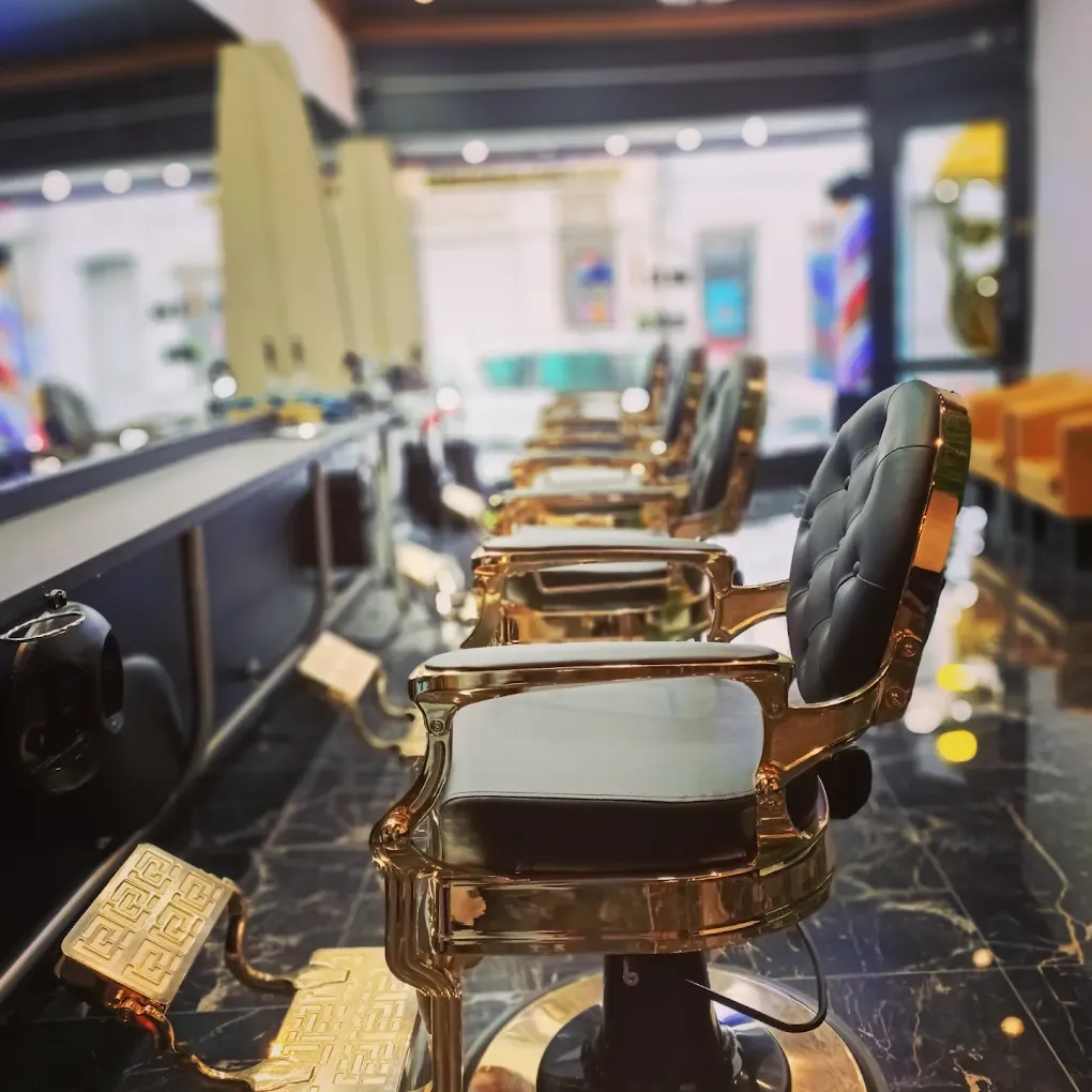 Fauteuils de barbier dorés en perspective — Amd Studio