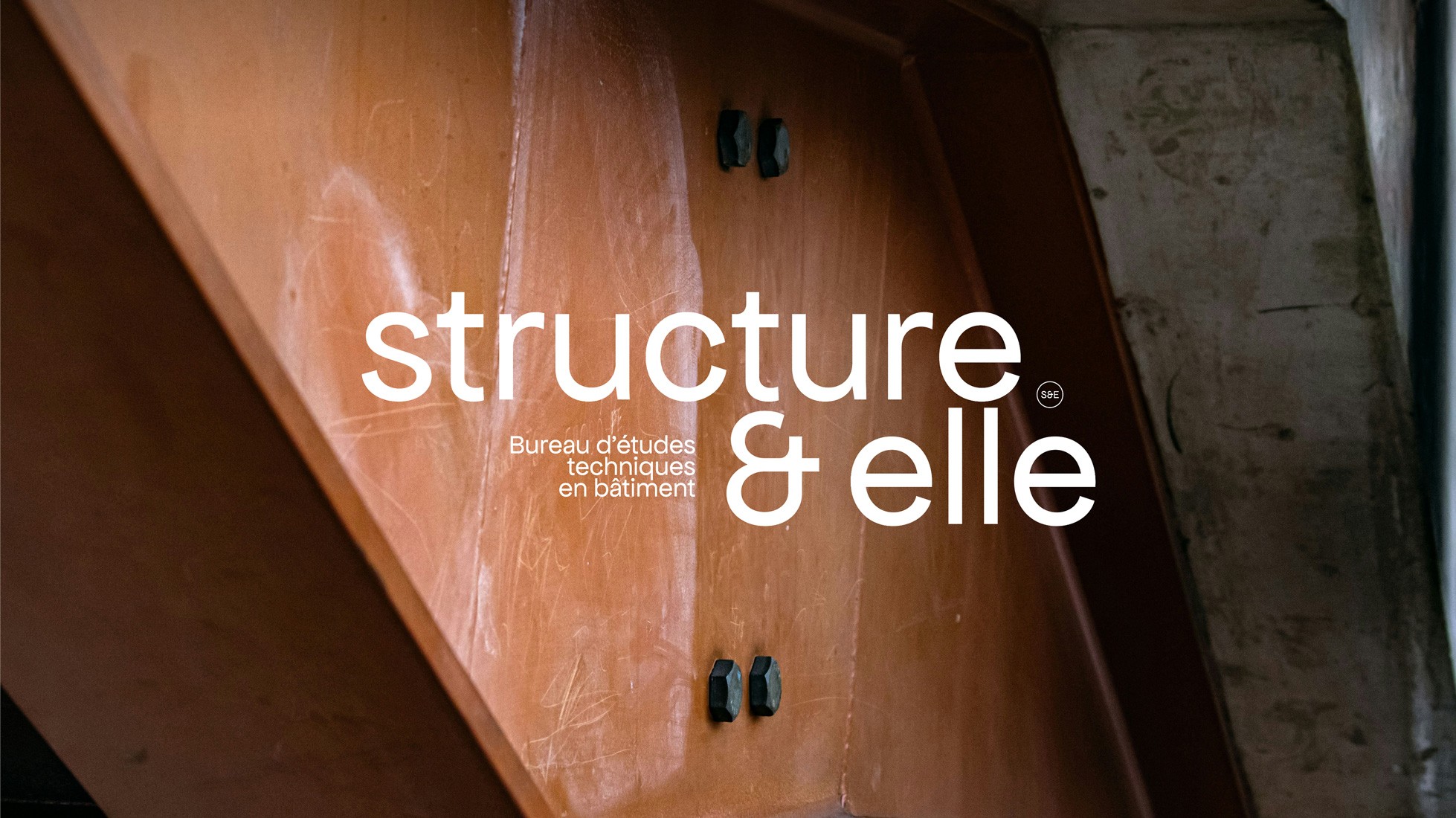 Logo Structure & Elle, sur une photo d'une poutre en acier.