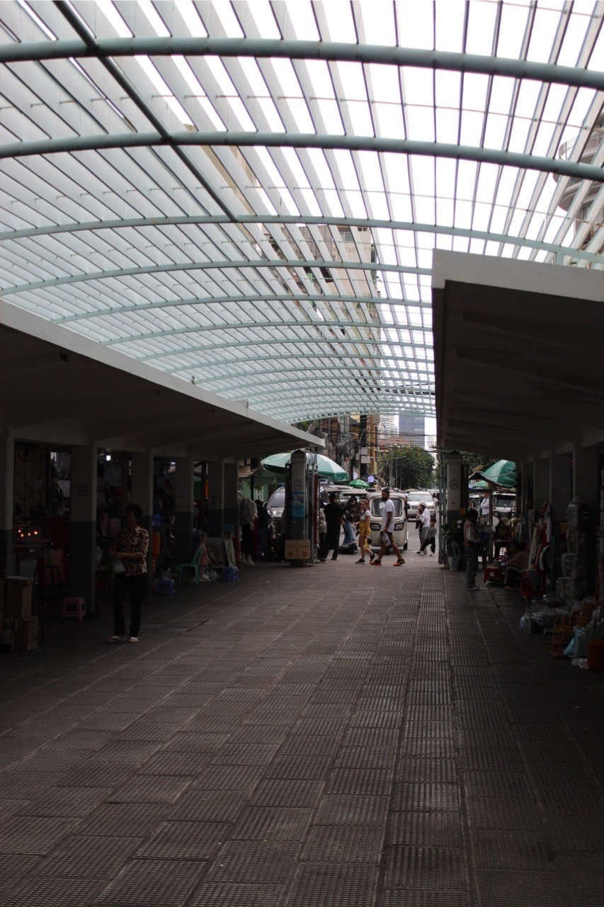 overdekte winkelstraat in een centrum