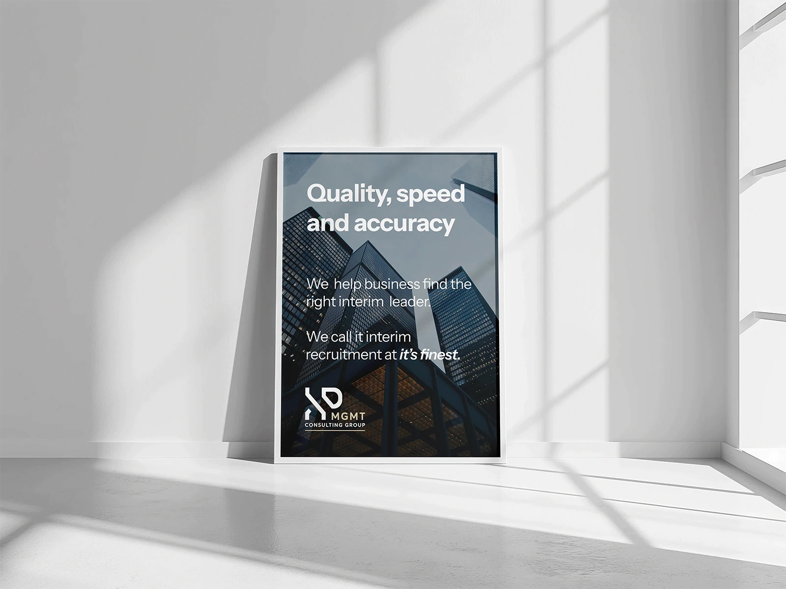 En tavla med en affisch från XP MGMT