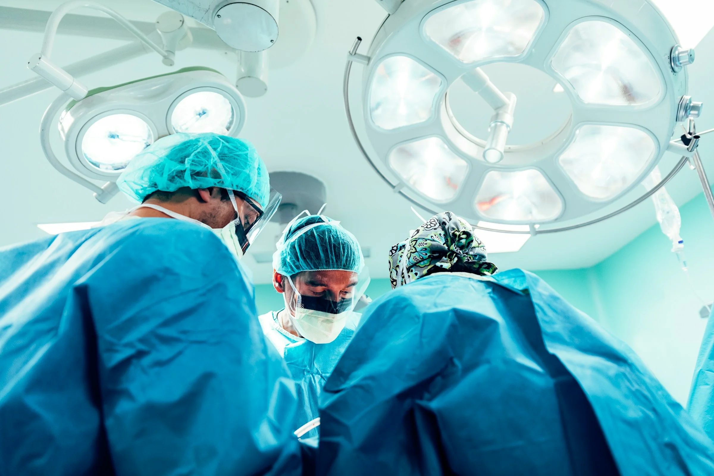 Ärztin am Laptop in der Klinik