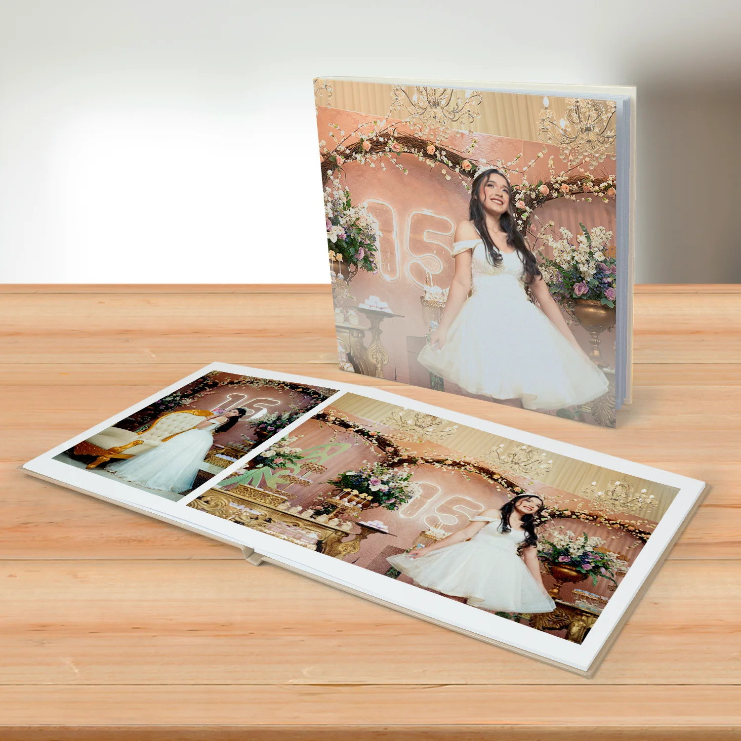 Fotolivro de capa dura no tamanho 15x21cm aberto e fechado em loop.