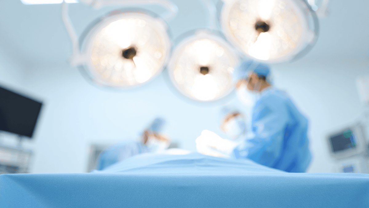 Quirófano viendo desde la mesa de cirugía