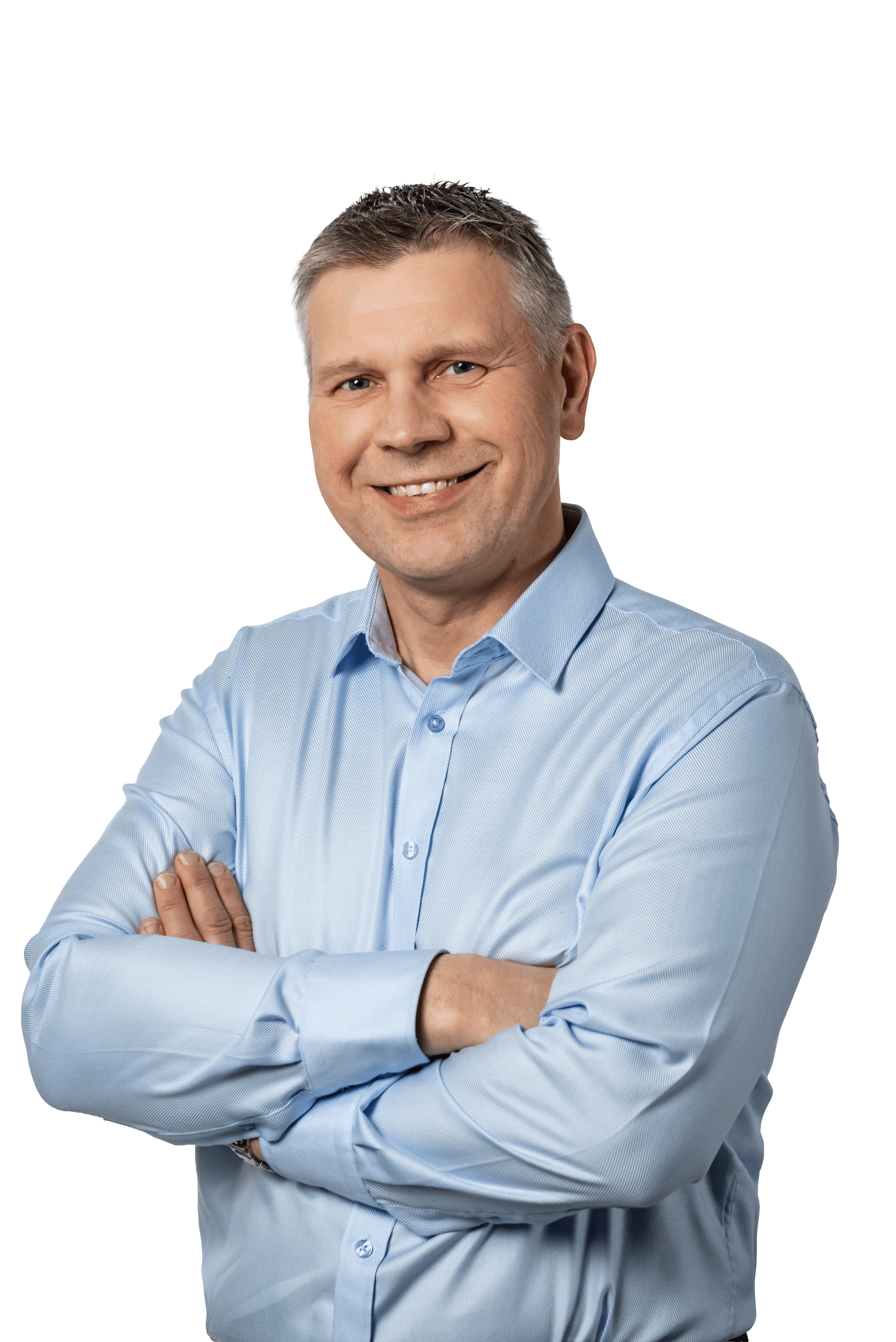 Marek Wojnowski, uśmiechnięty z założonymi rękami na piersi