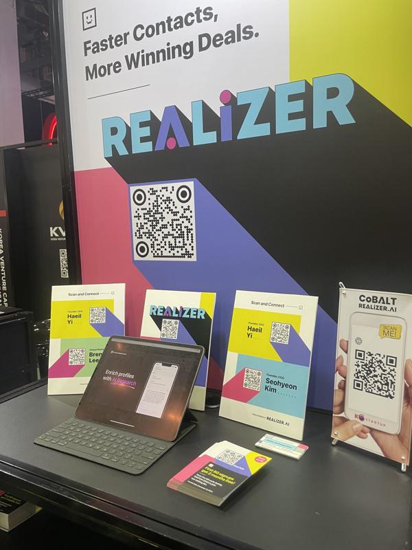 colorful and simple booth, color theory with REALIZER