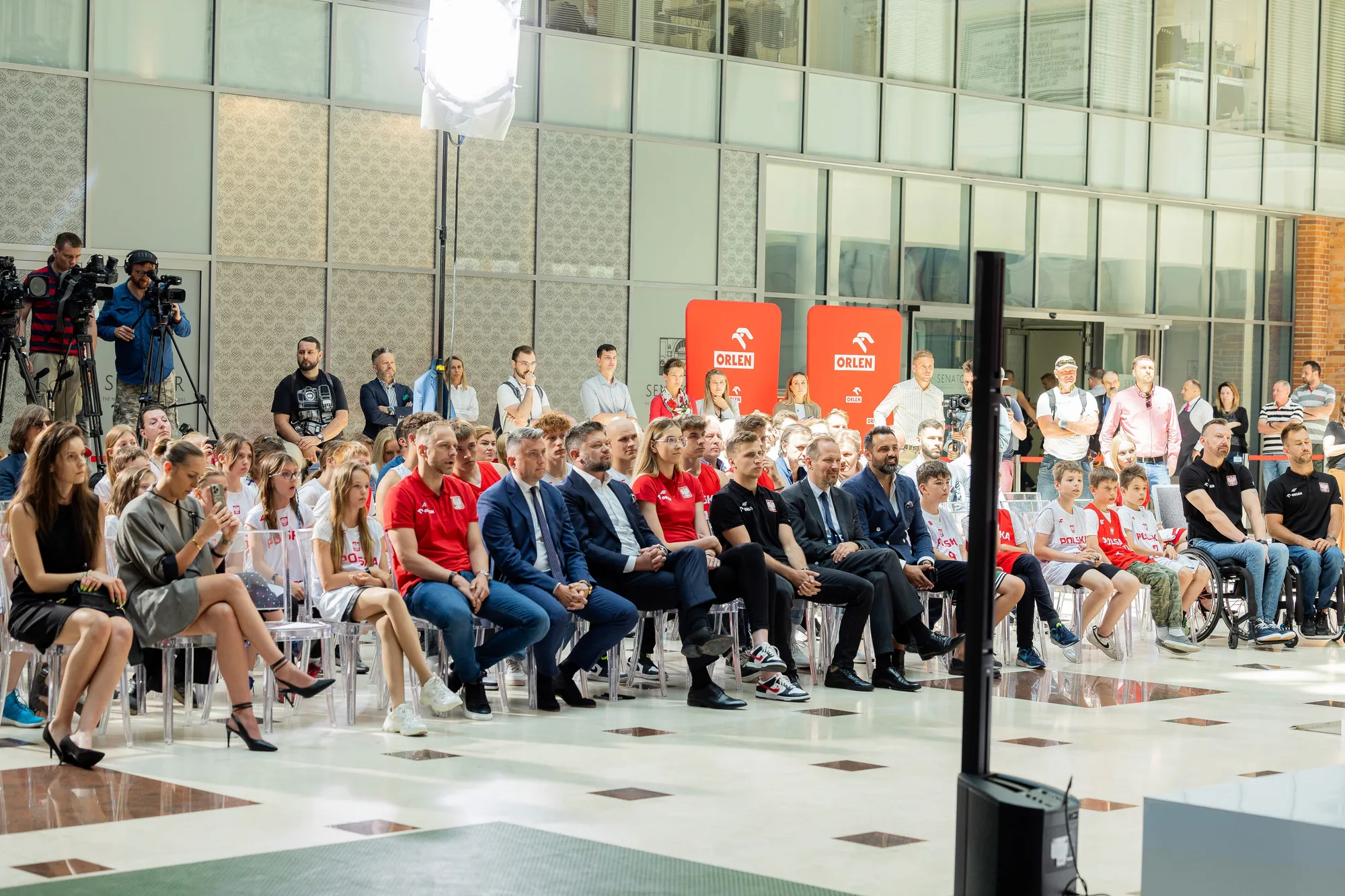 PZKosz i ORLEN – publiczność ogląda konferencję prasową w atrium budynku Senator.